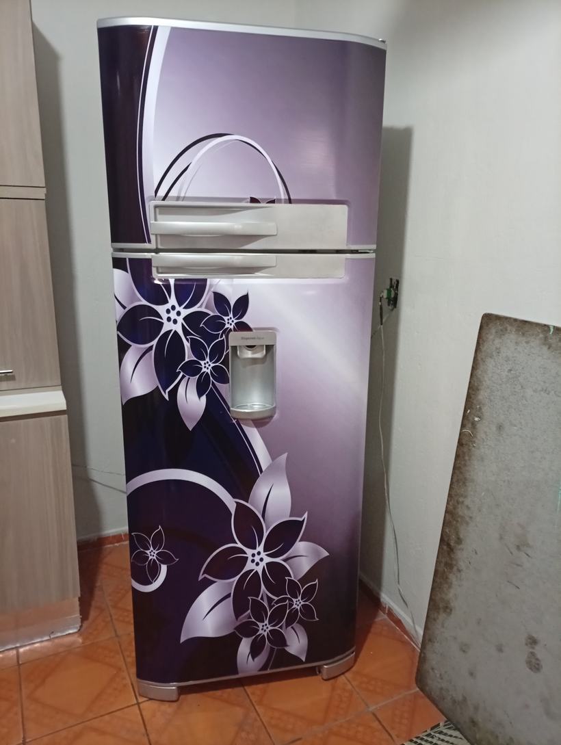 Geladeira arte floral roxa